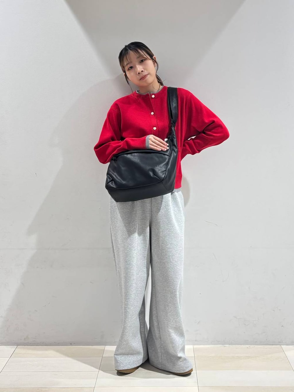 ホワイト系のローファー、ブラック系のショルダーバッグ、グレー系のスウェットパンツを着用したレディースの冬コーディネートの8枚目の写真