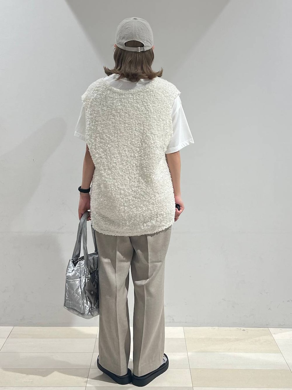 シルバー系のトートバッグ、シルバー系のサンダル、ベージュ系のその他パンツを着用したレディースの夏コーディネートの4枚目の写真