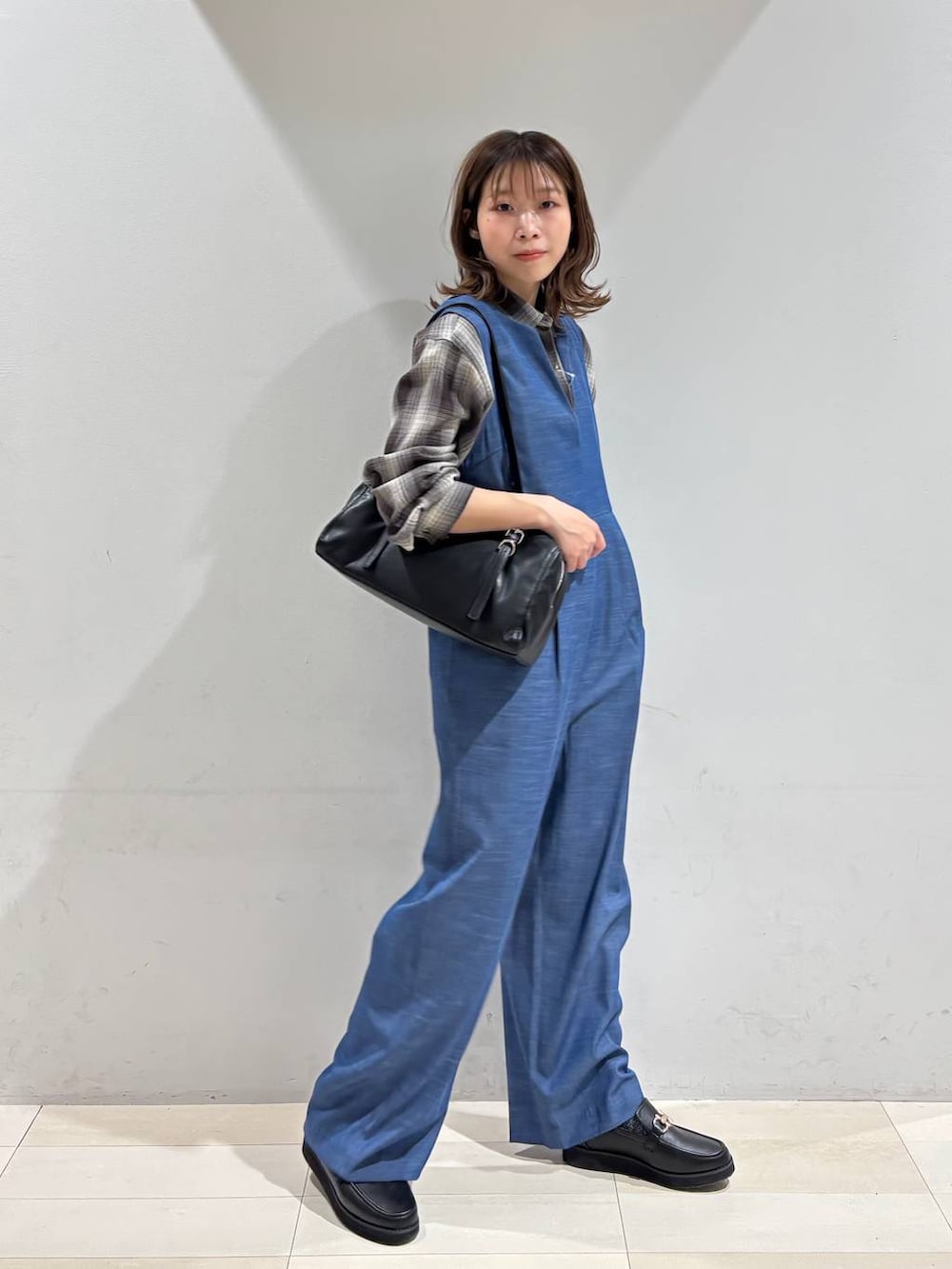 ブラック系のローファー、ブラウン系のシャツ/ブラウス、ブラック系のショルダーバッグを着用したレディースの春コーディネートの9枚目の写真