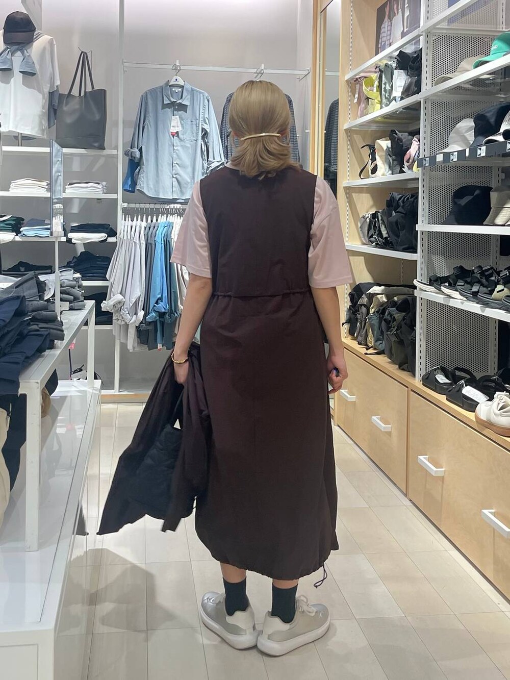 シルバー系のスニーカー、ブラック系のトートバッグ、ピンク系のTシャツ/カットソーを着用したレディースの夏コーディネートの6枚目の写真