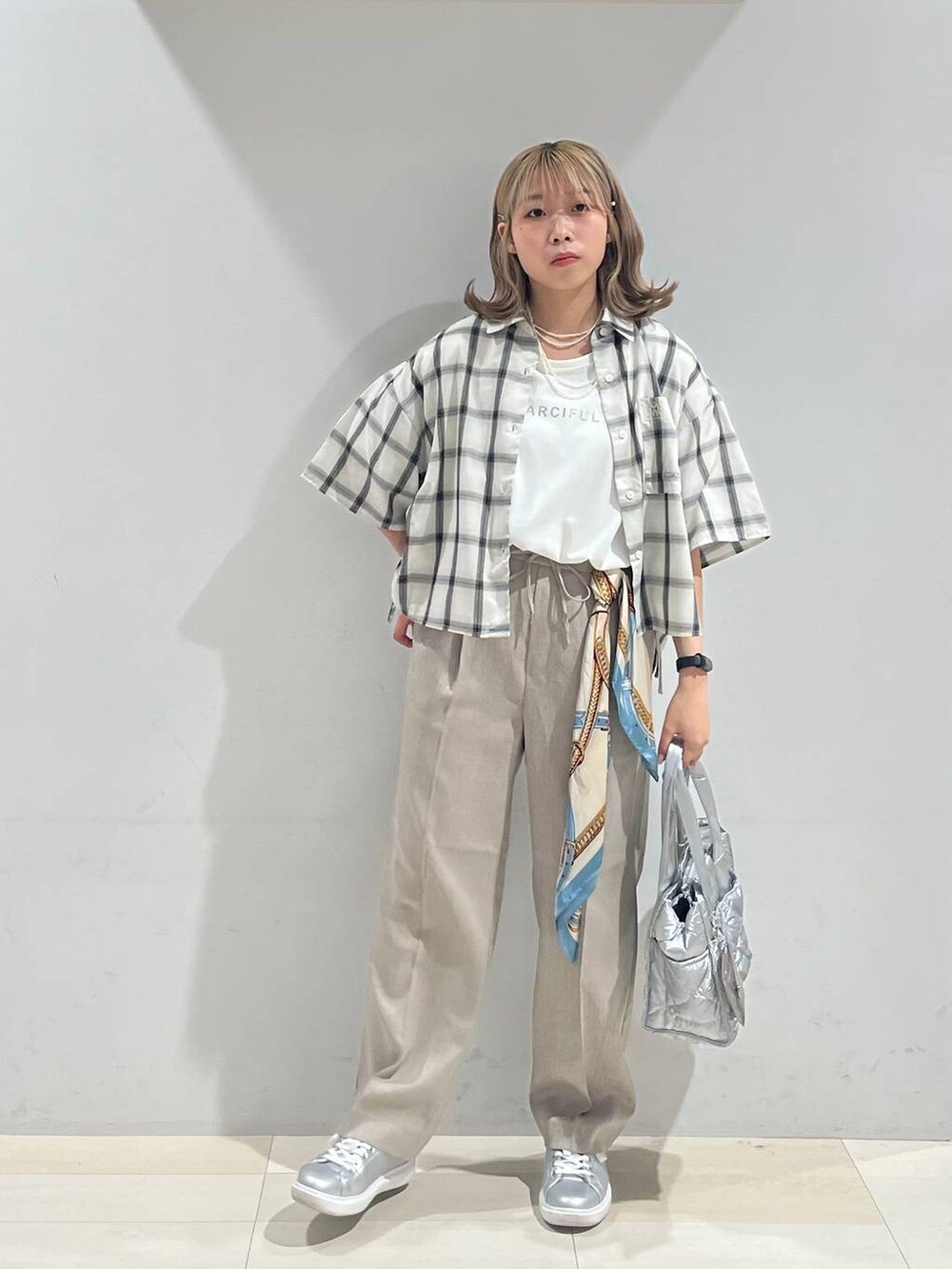 シルバー系のスニーカー、シルバー系のトートバッグ、ベージュ系のその他パンツを着用したレディースの夏コーディネートの7枚目の写真