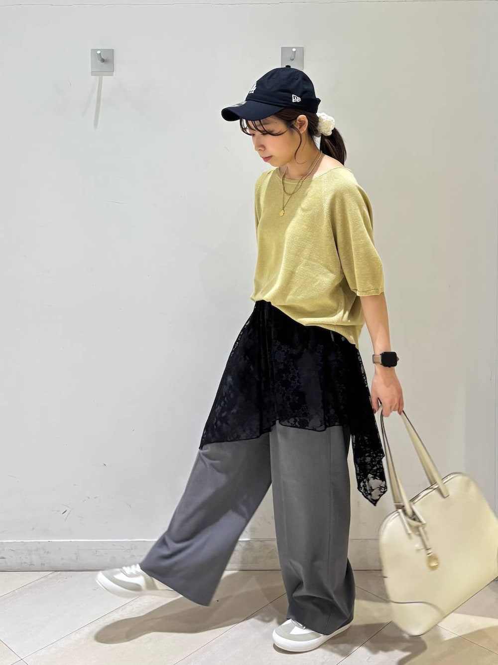 ホワイト系のスニーカー、イエロー系のTシャツ/カットソー、ブラック系のその他トップスを着用したレディースの夏コーディネートの3枚目の写真