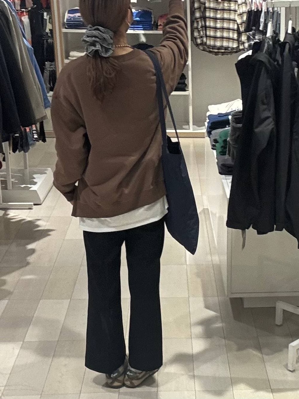 イエロー系のスウェット、ホワイト系のTシャツ/カットソー、ブラック系のその他パンツを着用したレディースの冬コーディネートの4枚目の写真