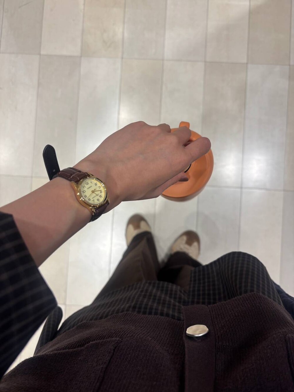 その他のシャツ/ブラウス、ブラウン系のその他パンツ、ブラウン系のベストを着用したレディースの秋コーディネートの5枚目の写真