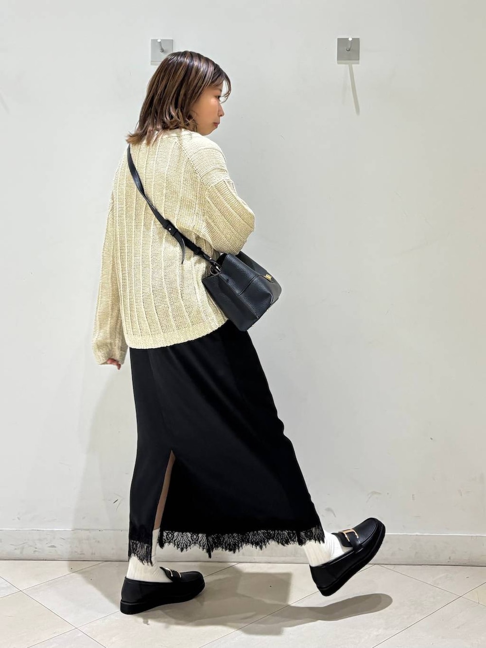 ブラック系のローファー、ホワイト系のTシャツ/カットソー、ホワイト系のカーディガン/ボレロを着用したレディースの春コーディネートの6枚目の写真