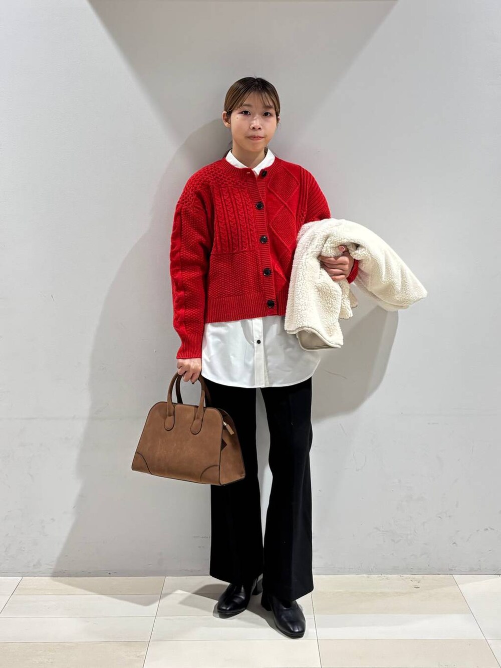 ホワイト系のシャツ/ブラウス、ブラック系のその他パンツ、ベージュ系のショルダーバッグを着用したレディースの秋コーディネートの2枚目の写真