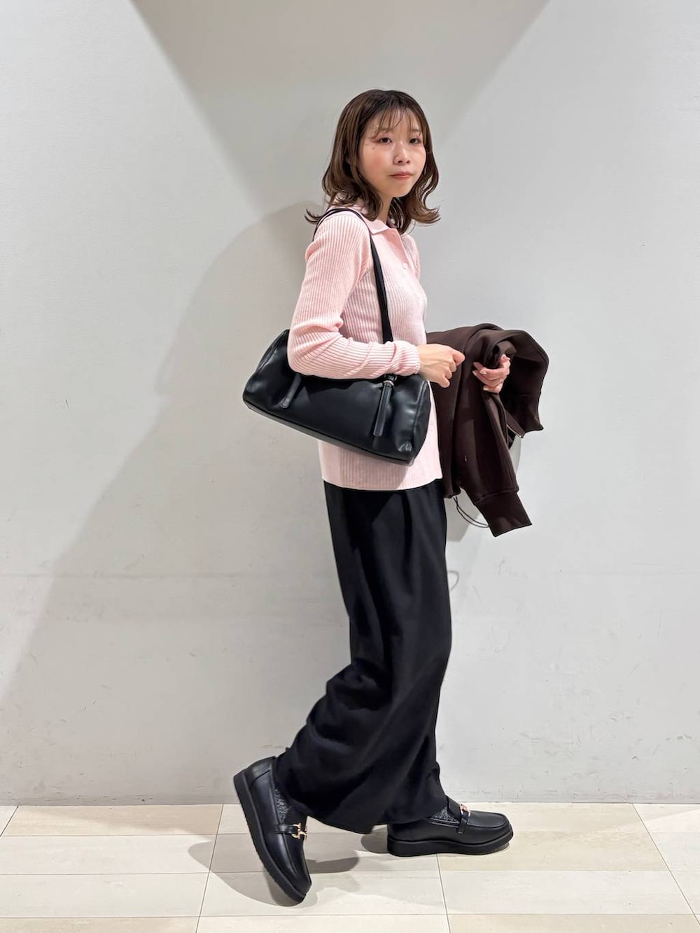 ブラック系のローファー、ブラック系のキャミソール、ブラック系のショルダーバッグを着用したレディースの春コーディネートの4枚目の写真