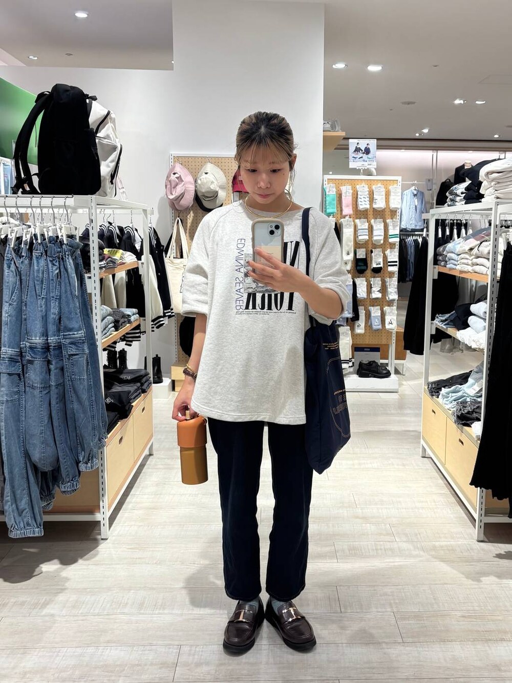 ブラウン系のローファー、ブルー系のデニムパンツ、グレー系のTシャツ/カットソーを着用したレディースの秋コーディネートの2枚目の写真