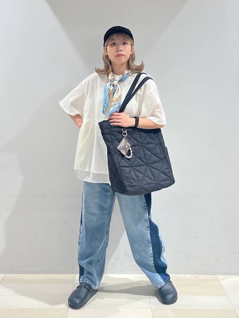 ブラック系のトートバッグ、ホワイト系のキャミソール、ブラック系のサンダルを着用したレディースの夏コーディネートの6枚目の写真