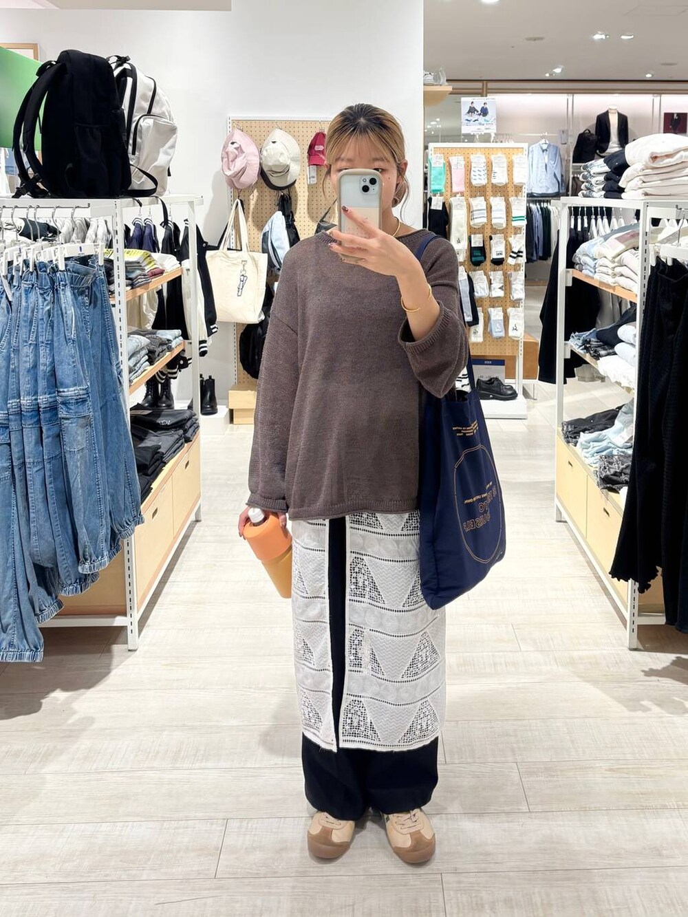 ブラック系のその他パンツ、ブラウン系のニット/セーター、ゴールド系のネックレスを着用したレディースの秋コーディネートの2枚目の写真