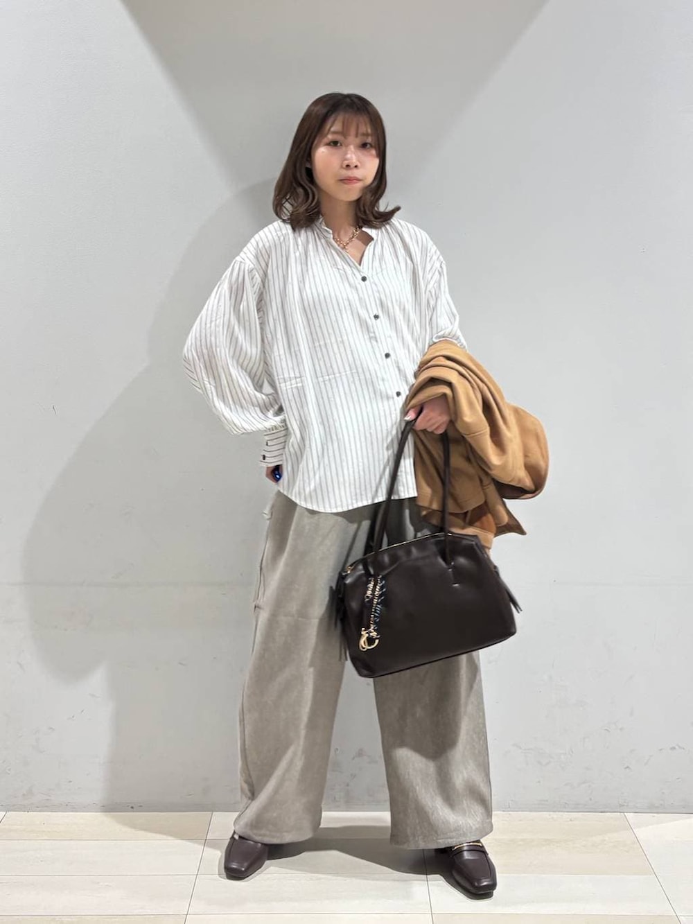 ブラウン系のローファー、ブラウン系のボストンバッグ、ブラウン系のテーラードジャケットを着用したレディースの春コーディネートの8枚目の写真