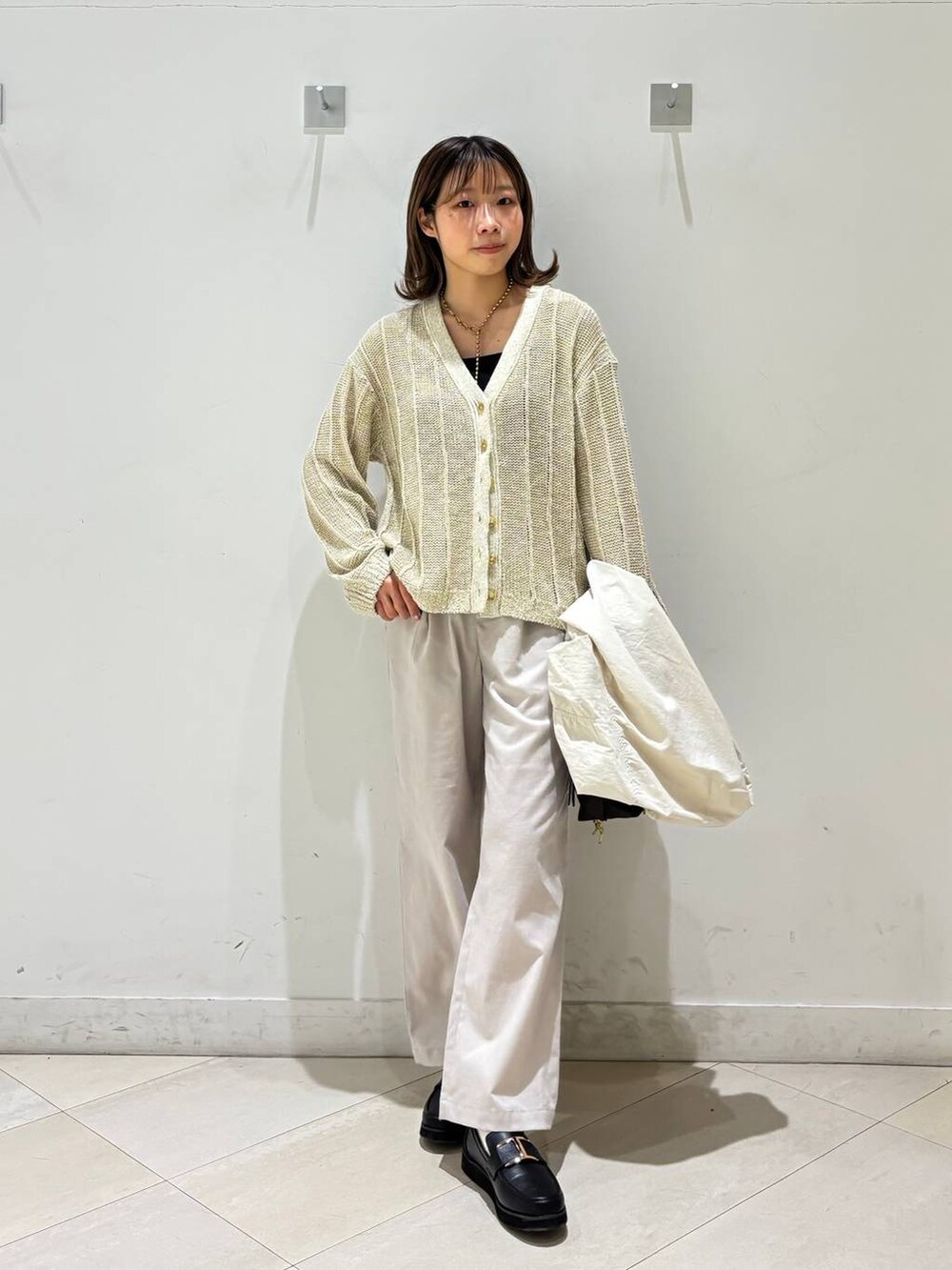 ブラック系のローファー、ブラック系のキャミソール、ブラウン系のボストンバッグを着用したレディースの春コーディネートの8枚目の写真