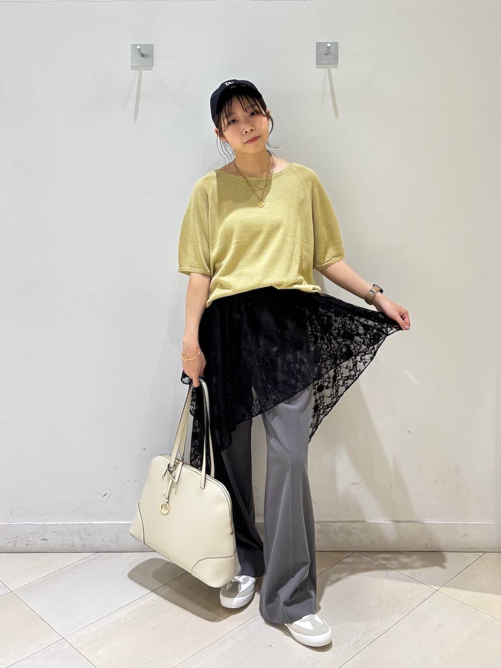 ホワイト系のスニーカー、イエロー系のTシャツ/カットソー、ブラック系のその他トップスを着用したレディースの夏コーディネートの2枚目の写真
