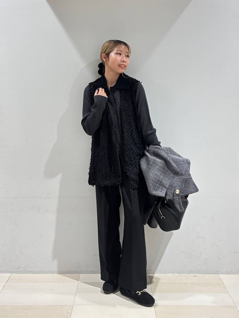 その他のチェスターコート、ブラック系のベスト、ブラック系のその他パンツを着用したレディースの秋コーディネートの9枚目の写真