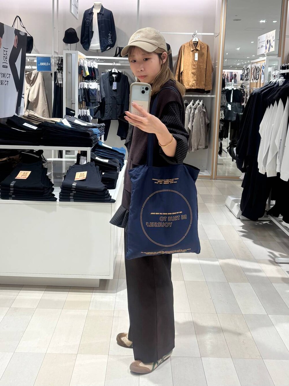 その他のシャツ/ブラウス、ブラウン系のその他パンツ、ブラウン系のベストを着用したレディースの秋コーディネートの2枚目の写真