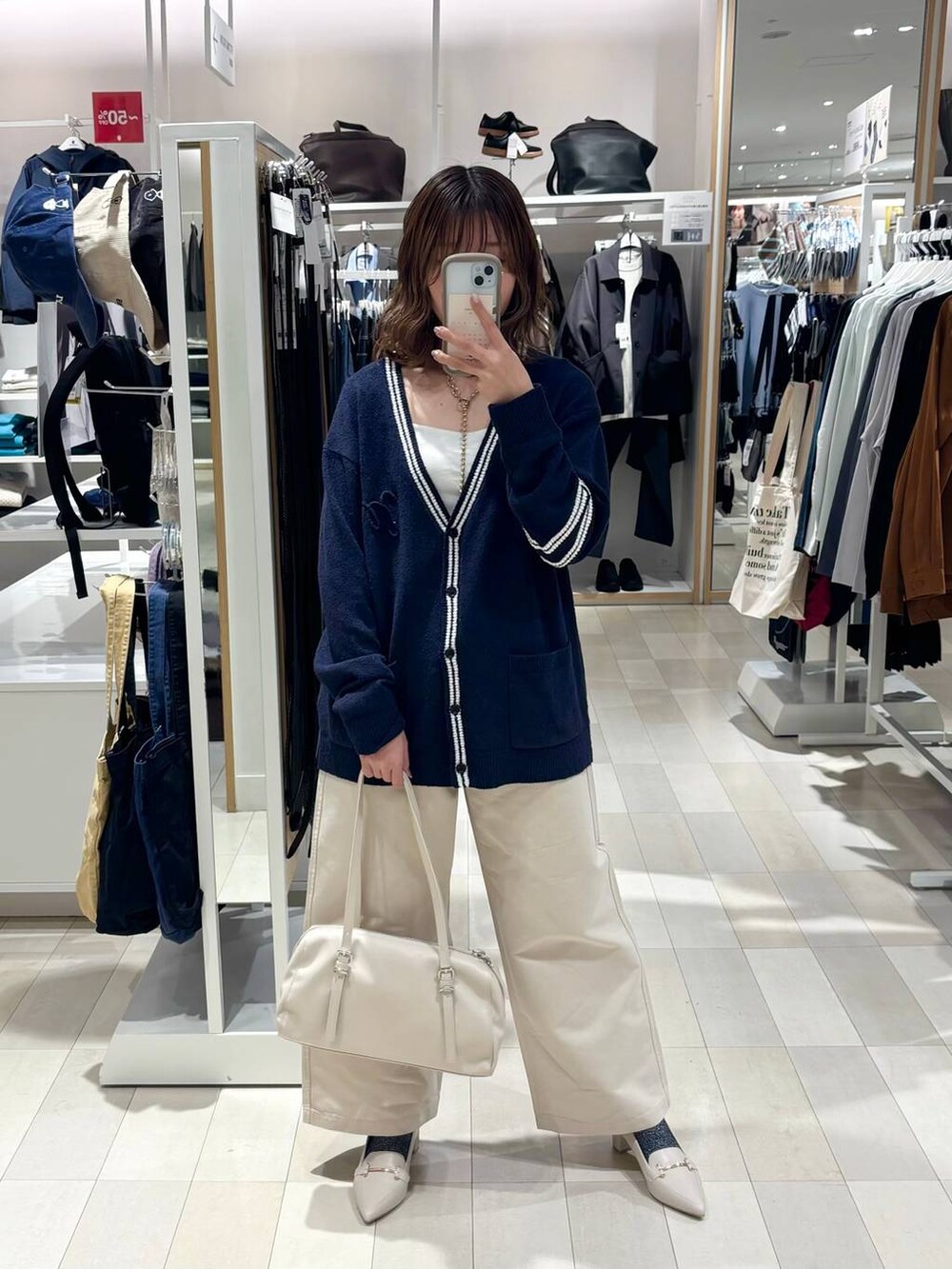 ホワイト系のキャミソール、ホワイト系のその他パンツ、ホワイト系のローファーを着用したレディースの春コーディネートの5枚目の写真