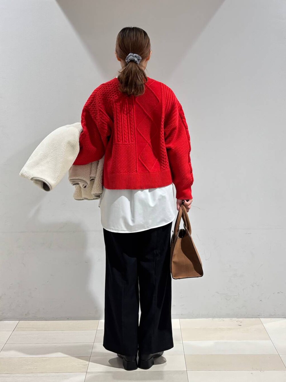 ホワイト系のシャツ/ブラウス、ブラック系のその他パンツ、ベージュ系のショルダーバッグを着用したレディースの秋コーディネートの5枚目の写真