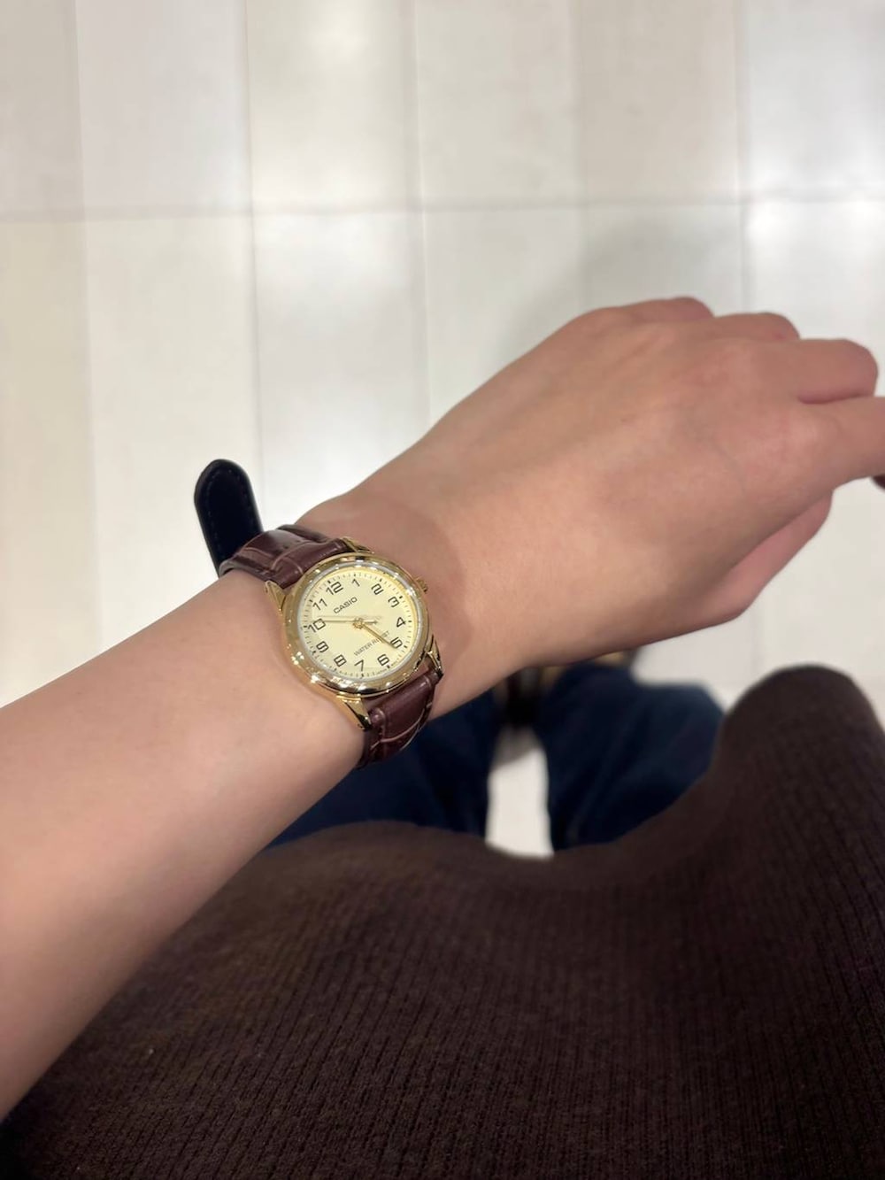 ブラウン系のローファー、ブルー系のデニムパンツ、ブラウン系のカーディガン/ボレロを着用したレディースの秋コーディネートの5枚目の写真