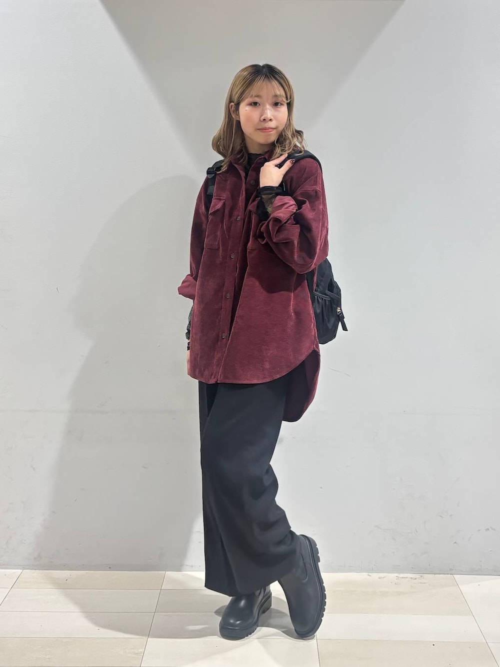 ブラック系のバックパック/リュック、レッド系のシャツ/ブラウス、ブラック系のTシャツ/カットソーを着用したレディースの秋コーディネートの3枚目の写真