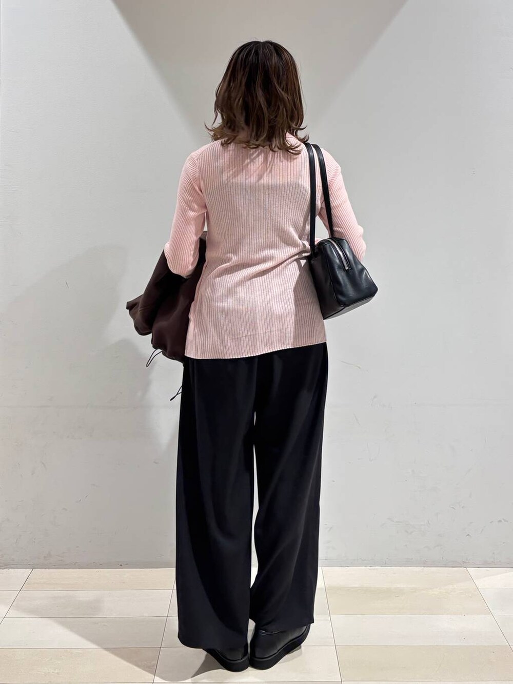 ブラック系のローファー、ブラック系のキャミソール、ブラック系のショルダーバッグを着用したレディースの春コーディネートの5枚目の写真