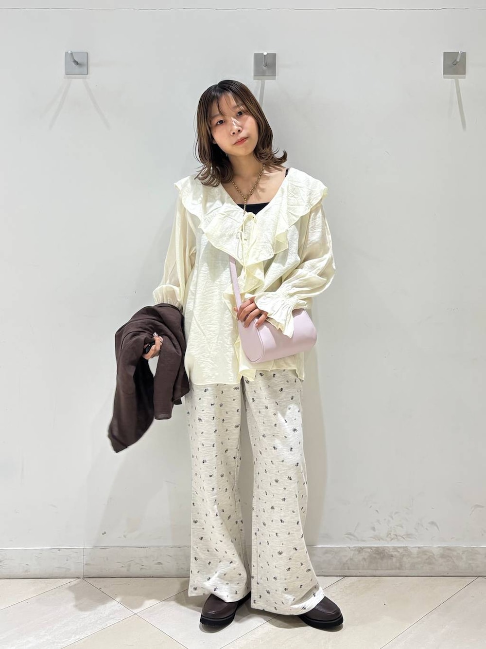 ブラウン系のローファー、ブラック系のキャミソール、ブラウン系のシャツ/ブラウスを着用したレディースの春コーディネートの2枚目の写真