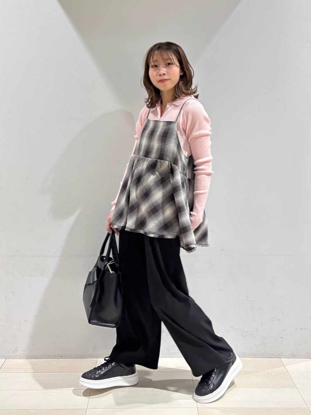 ブラック系のハンドバッグ、ブラック系のその他パンツ、ブラウン系のその他トップスを着用したレディースの春コーディネートの8枚目の写真