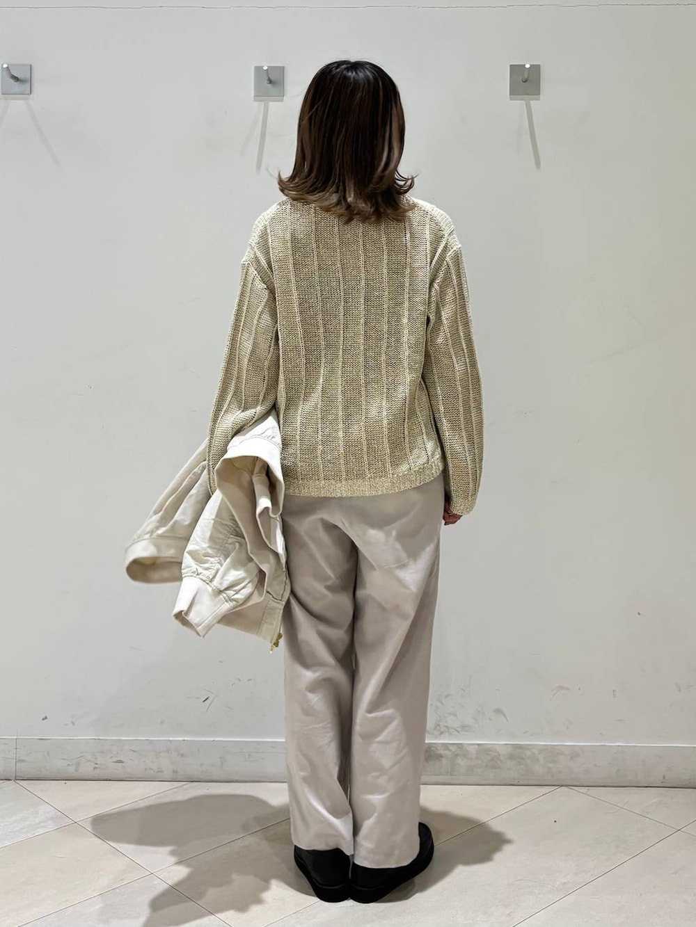 ブラック系のローファー、ブラック系のキャミソール、ブラウン系のボストンバッグを着用したレディースの春コーディネートの5枚目の写真