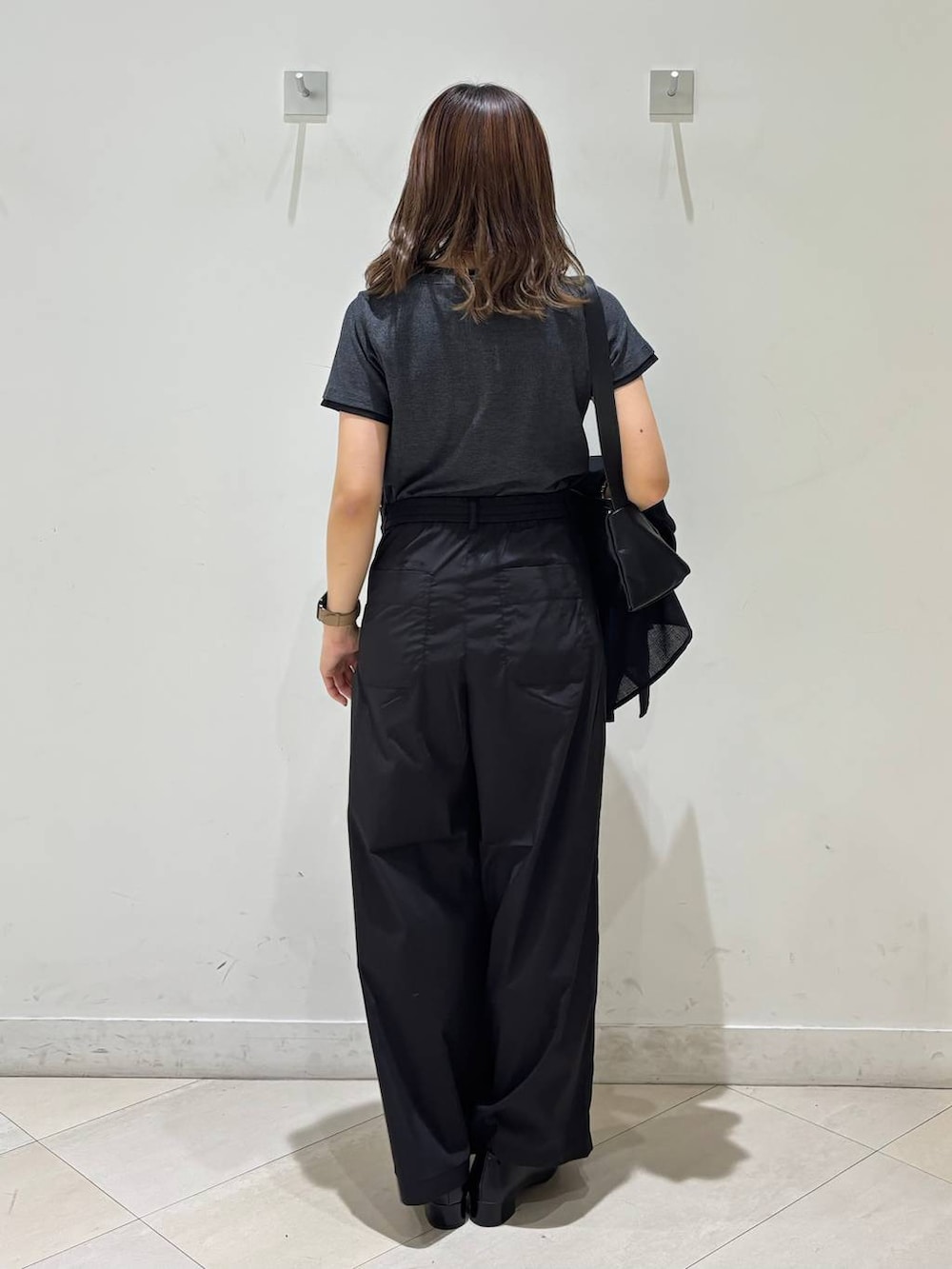 ブラック系のパンプス、ブラック系のショルダーバッグ、ブラック系のその他パンツを着用したレディースの夏コーディネートの4枚目の写真