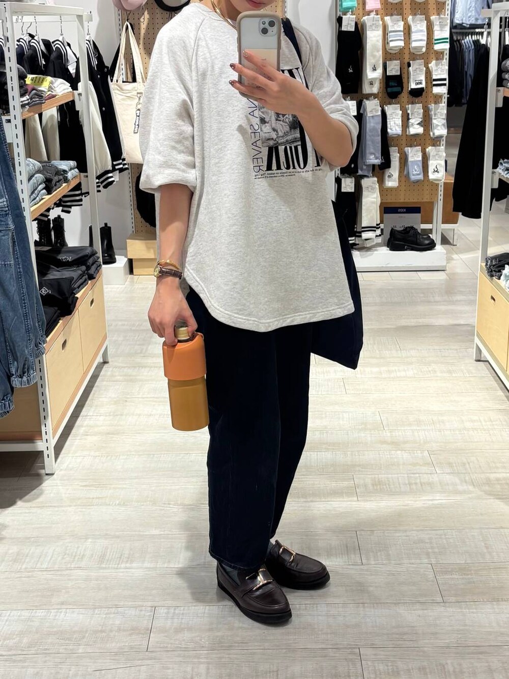 ブラウン系のローファー、ブルー系のデニムパンツ、グレー系のTシャツ/カットソーを着用したレディースの秋コーディネートの3枚目の写真