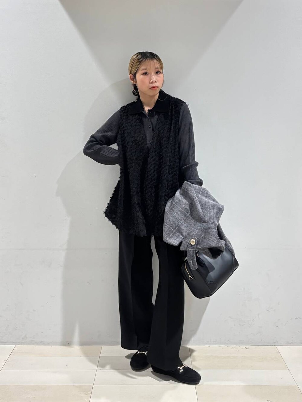 その他のチェスターコート、ブラック系のベスト、ブラック系のその他パンツを着用したレディースの秋コーディネートの8枚目の写真