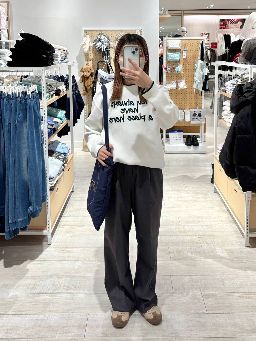 グレー系のその他パンツ、ホワイト系のニット/セーターを着用したレディースの冬コーディネートの2枚目の写真