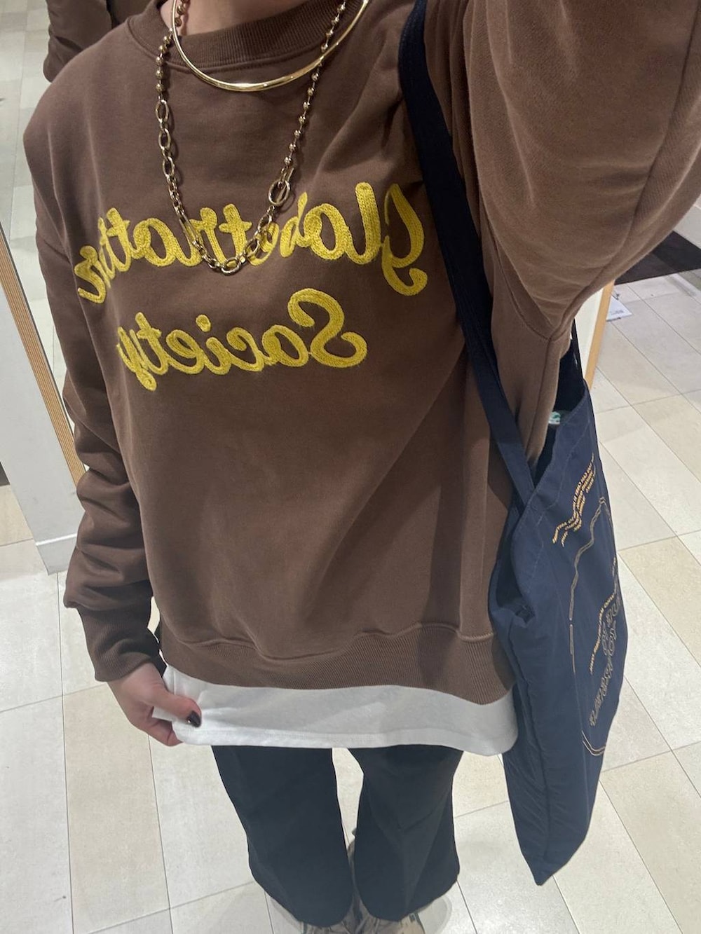 イエロー系のスウェット、ホワイト系のTシャツ/カットソー、ブラック系のその他パンツを着用したレディースの冬コーディネートの3枚目の写真