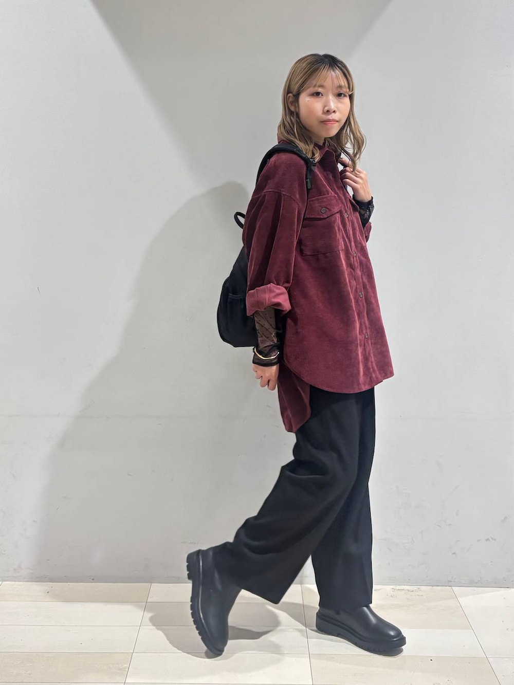 ブラック系のバックパック/リュック、レッド系のシャツ/ブラウス、ブラック系のTシャツ/カットソーを着用したレディースの秋コーディネートの5枚目の写真