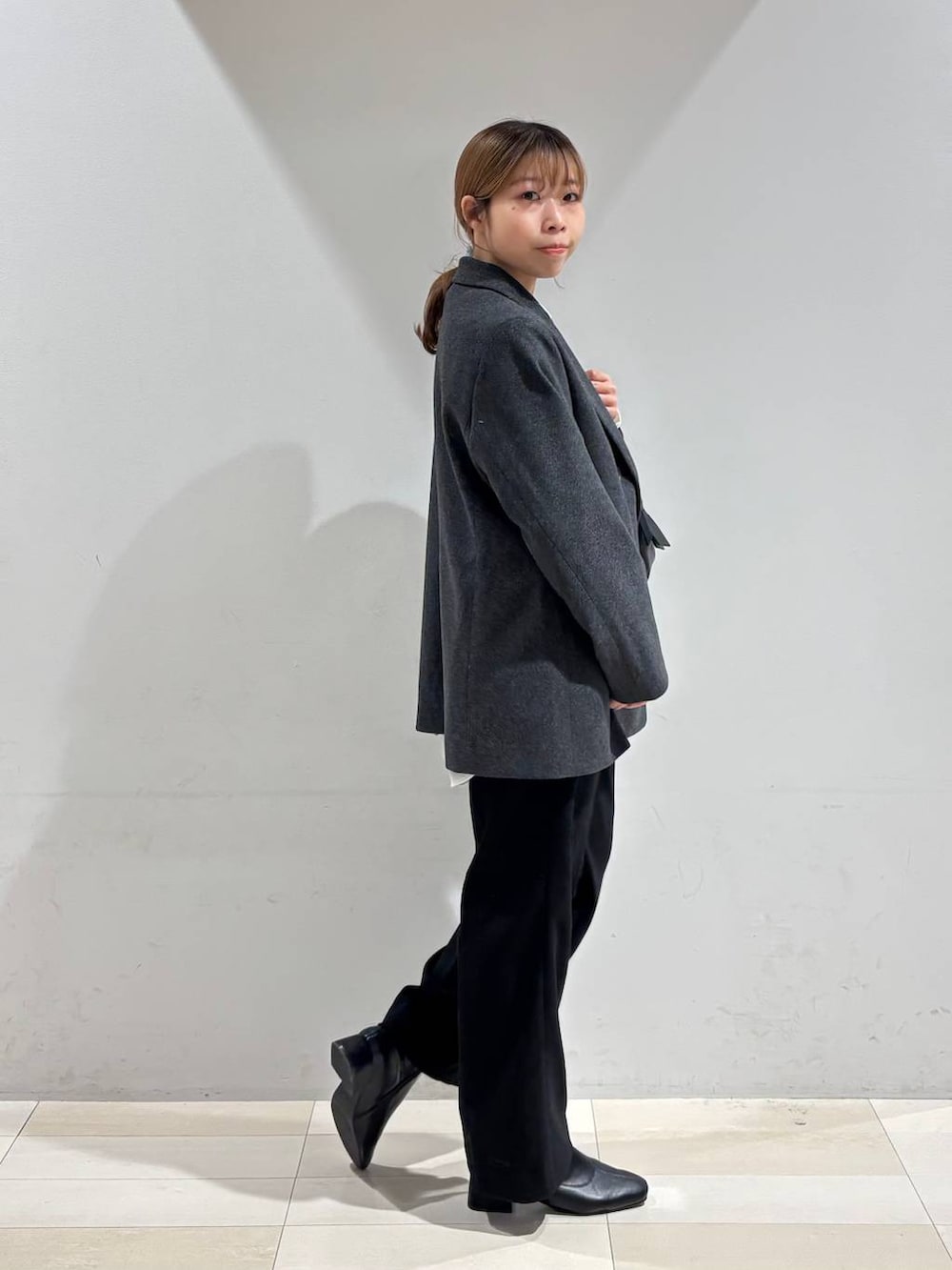 ブラック系のボストンバッグ、ホワイト系のシャツ/ブラウス、ブラック系のその他パンツを着用したレディースの秋コーディネートの7枚目の写真