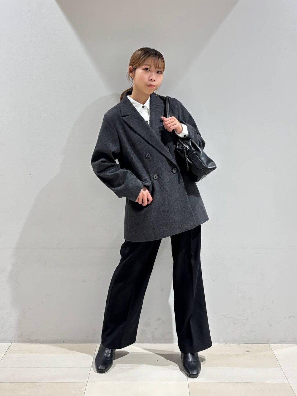 ブラック系のボストンバッグ、ホワイト系のシャツ/ブラウス、ブラック系のその他パンツを着用したレディースの秋コーディネートの9枚目の写真