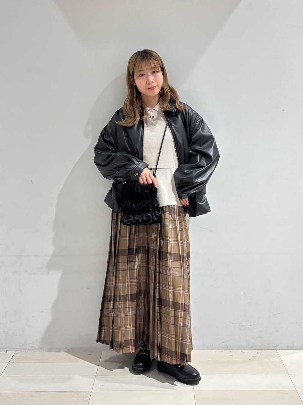 ベージュ系のTシャツ/カットソー、ブラック系のローファー、ブラック系のブルゾンを着用したレディースの秋コーディネートの9枚目の写真