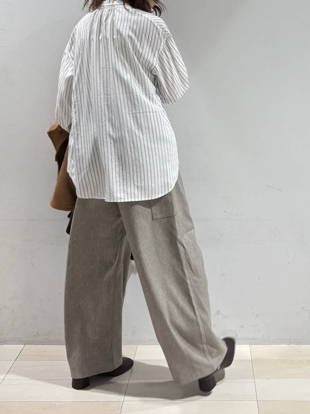 ブラウン系のローファー、ブラウン系のボストンバッグ、ブラウン系のテーラードジャケットを着用したレディースの春コーディネートの6枚目の写真