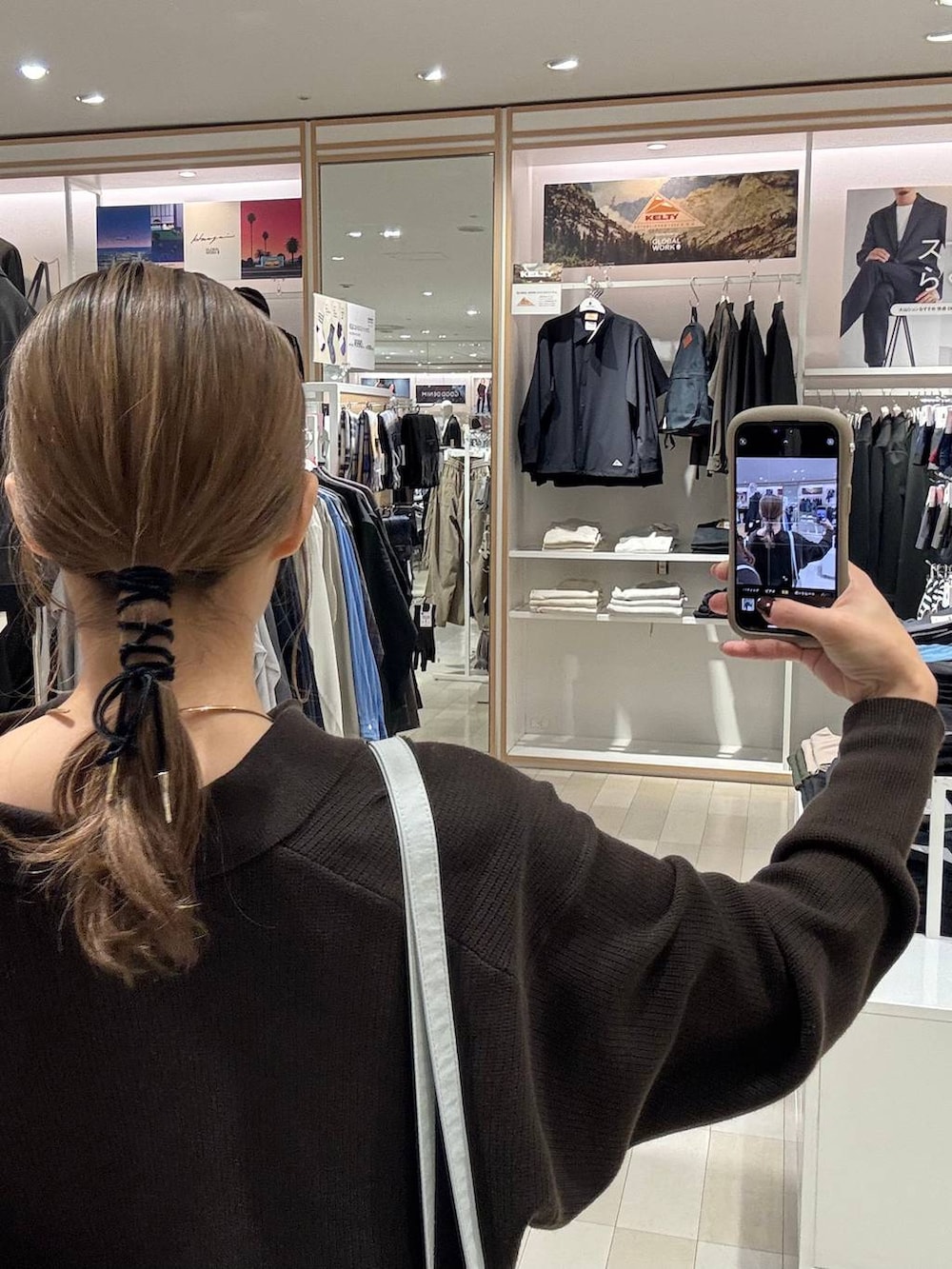 ブラウン系のローファー、ブルー系のデニムパンツ、ブラウン系のカーディガン/ボレロを着用したレディースの秋コーディネートの4枚目の写真