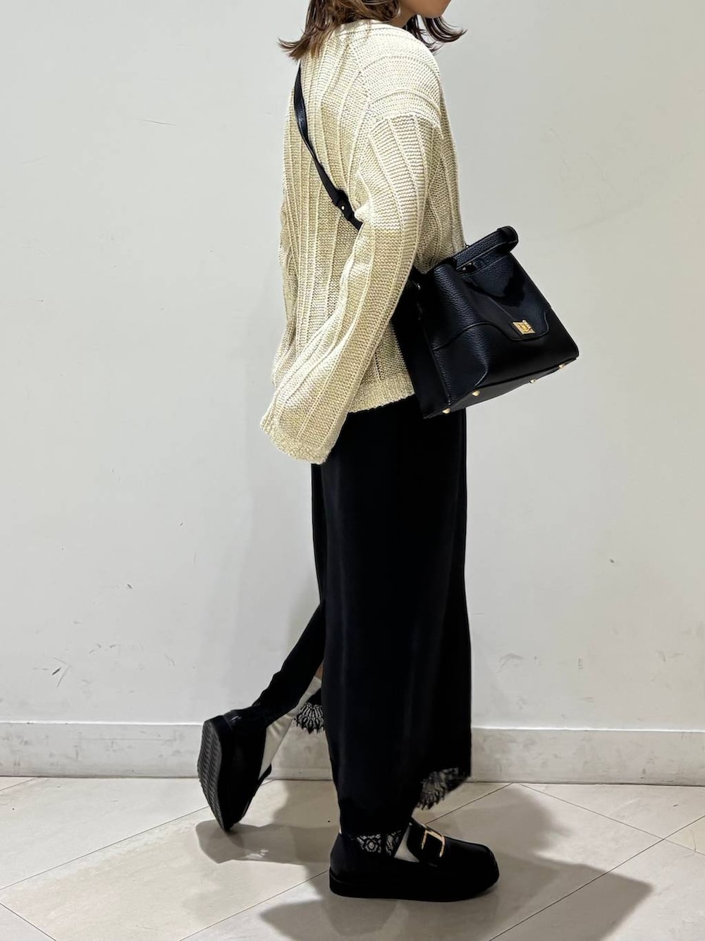 ブラック系のローファー、ホワイト系のTシャツ/カットソー、ホワイト系のカーディガン/ボレロを着用したレディースの春コーディネートの7枚目の写真