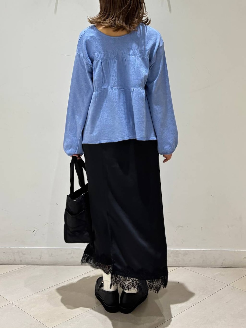 ブラック系のローファー、ブラック系のトートバッグ、ブルー系のカーディガン/ボレロを着用したレディースの春コーディネートの5枚目の写真