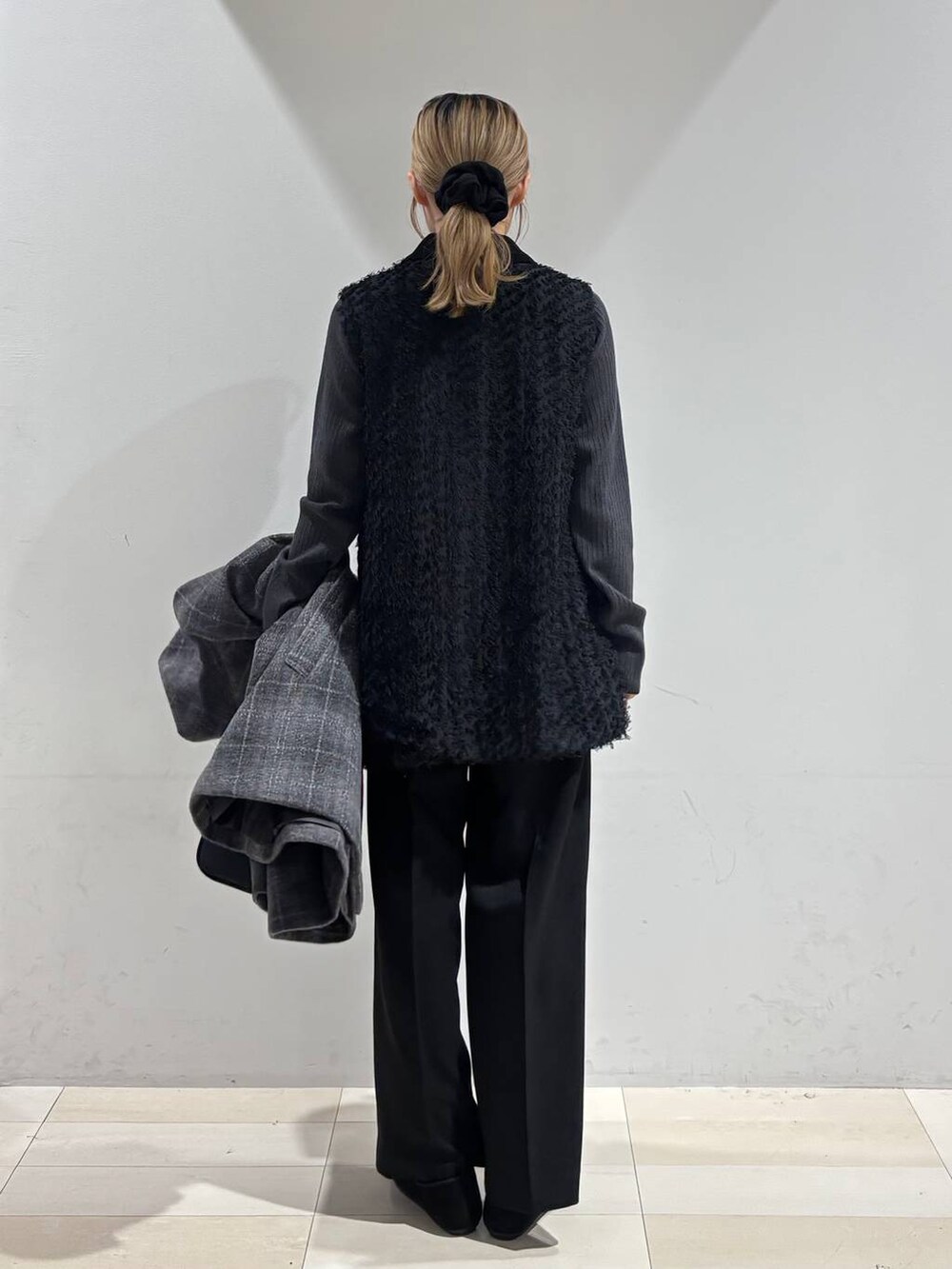 その他のチェスターコート、ブラック系のベスト、ブラック系のその他パンツを着用したレディースの秋コーディネートの5枚目の写真