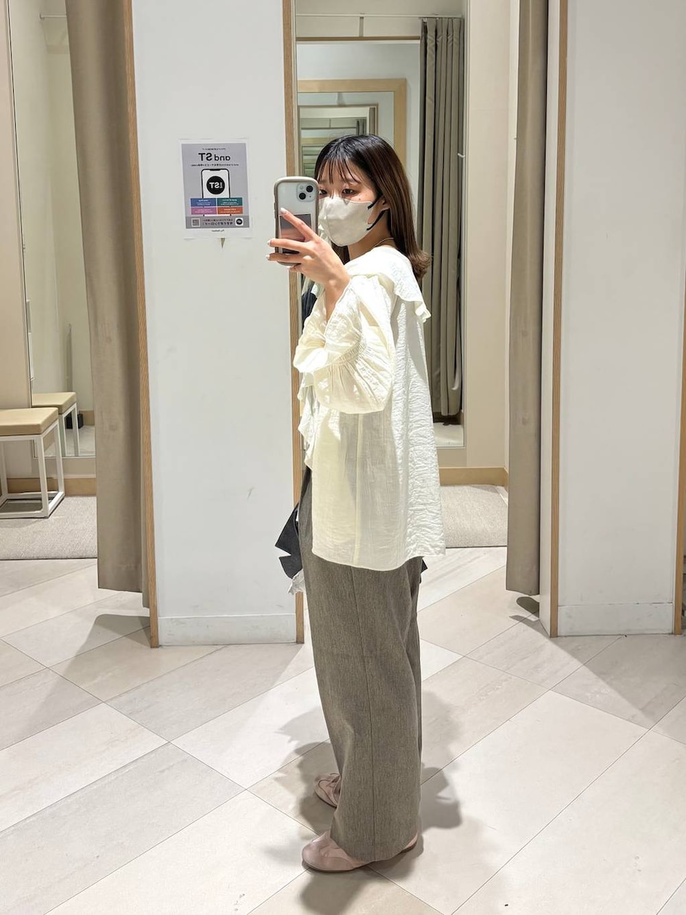 ベージュ系のその他パンツ、グレー系のテーラードジャケット、ブラウン系のタンクトップを着用したレディースの春コーディネートの2枚目の写真