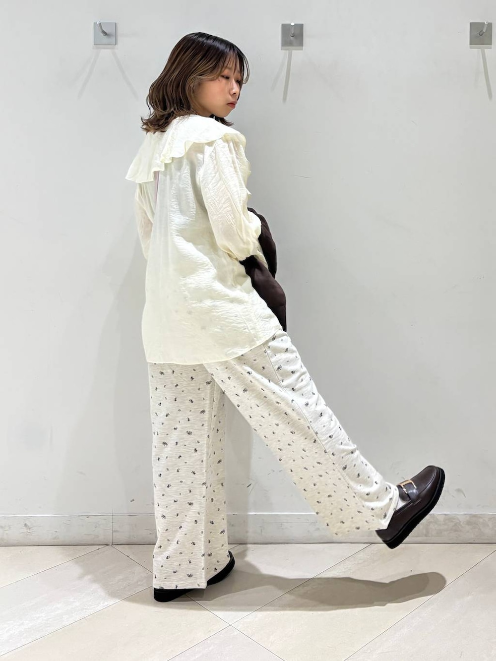 ブラウン系のローファー、ブラック系のキャミソール、ブラウン系のシャツ/ブラウスを着用したレディースの春コーディネートの6枚目の写真