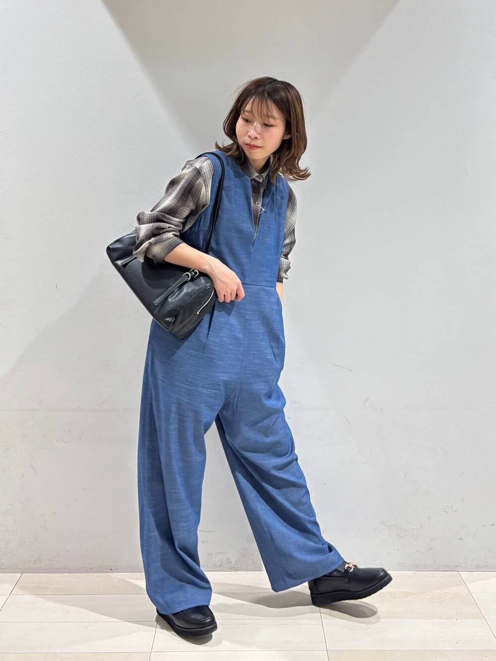 ブラック系のローファー、ブラウン系のシャツ/ブラウス、ブラック系のショルダーバッグを着用したレディースの春コーディネートの8枚目の写真