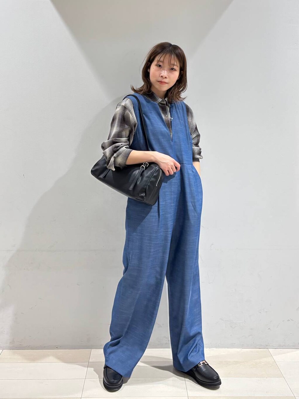 ブラック系のローファー、ブラウン系のシャツ/ブラウス、ブラック系のショルダーバッグを着用したレディースの春コーディネートの7枚目の写真