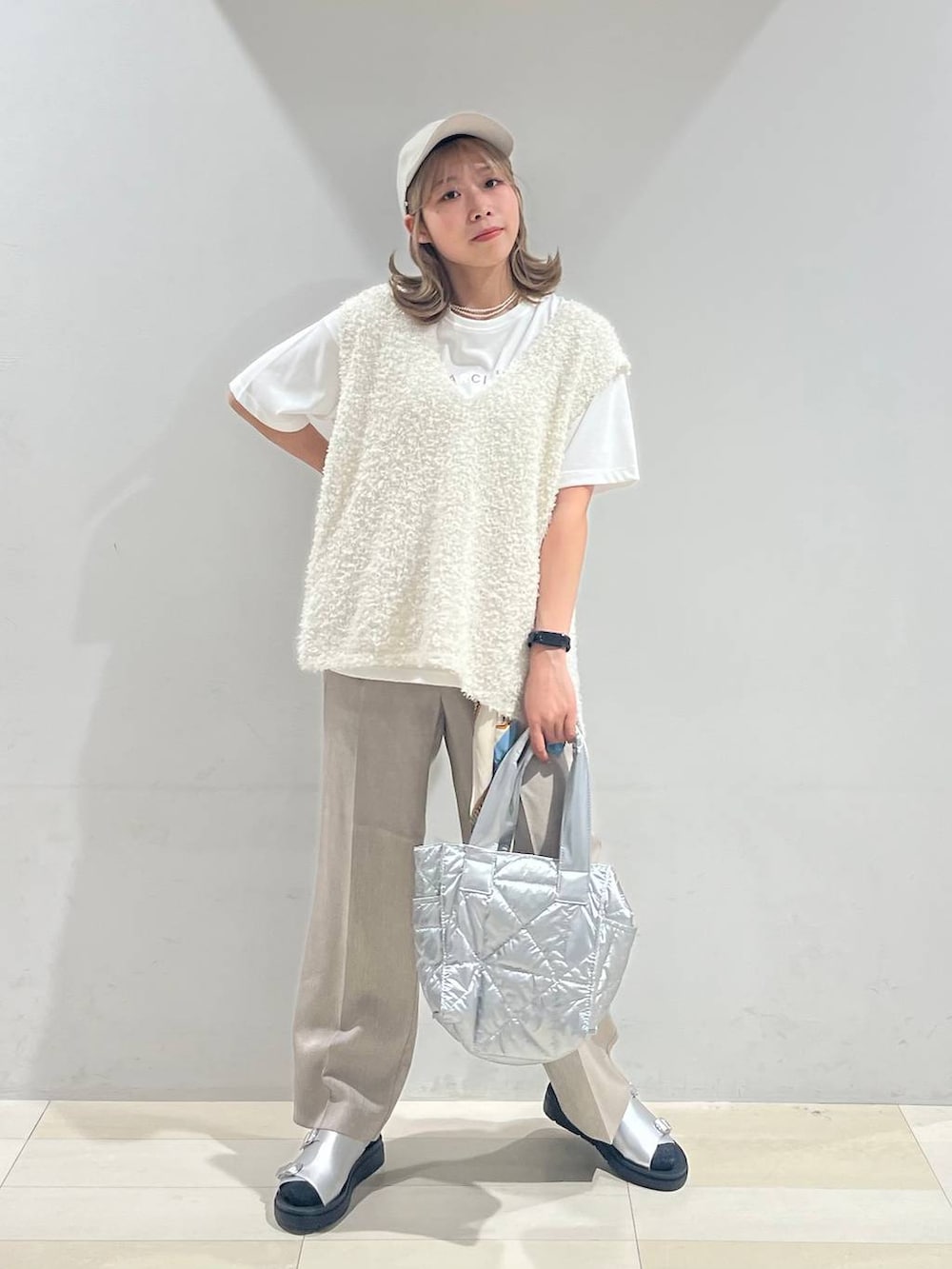 シルバー系のトートバッグ、シルバー系のサンダル、ベージュ系のその他パンツを着用したレディースの夏コーディネートの7枚目の写真