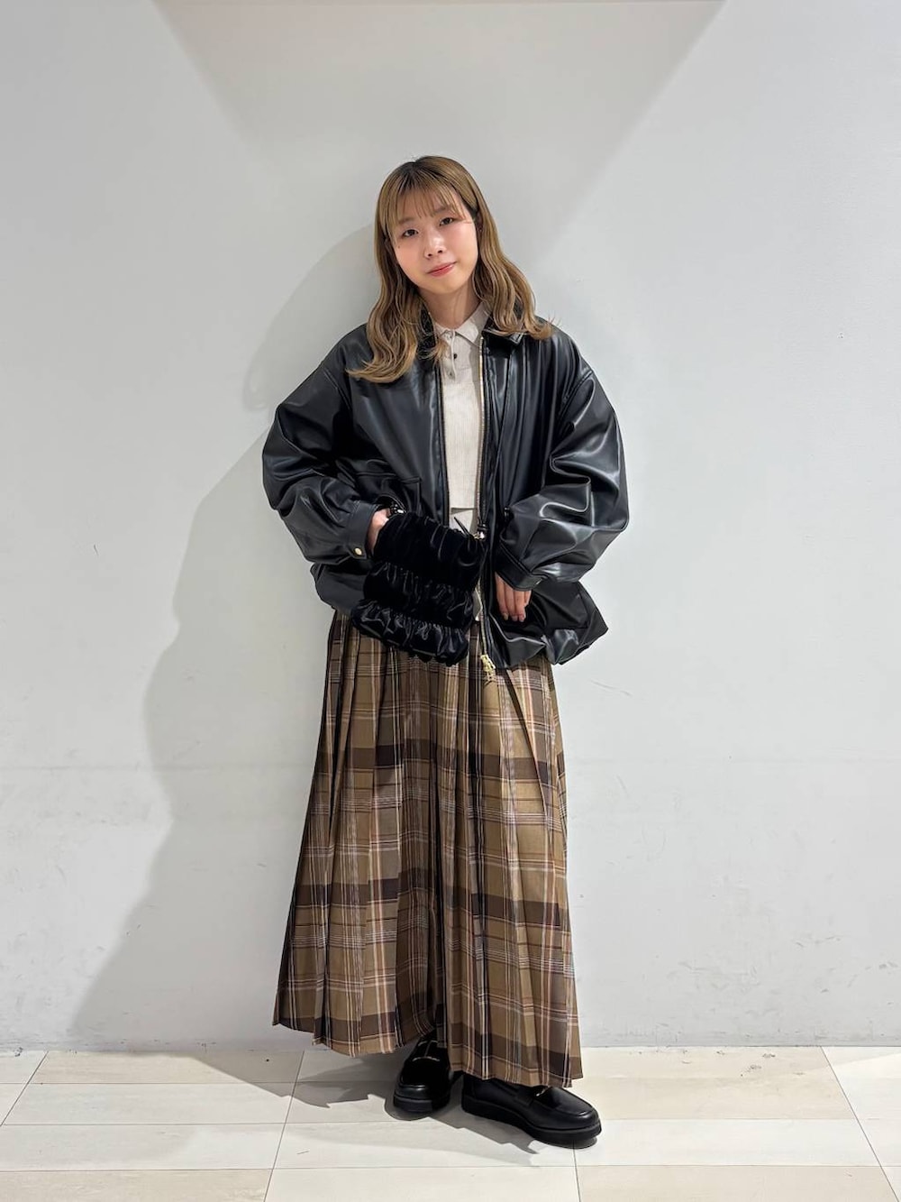 ベージュ系のTシャツ/カットソー、ブラック系のローファー、ブラック系のブルゾンを着用したレディースの秋コーディネートの8枚目の写真