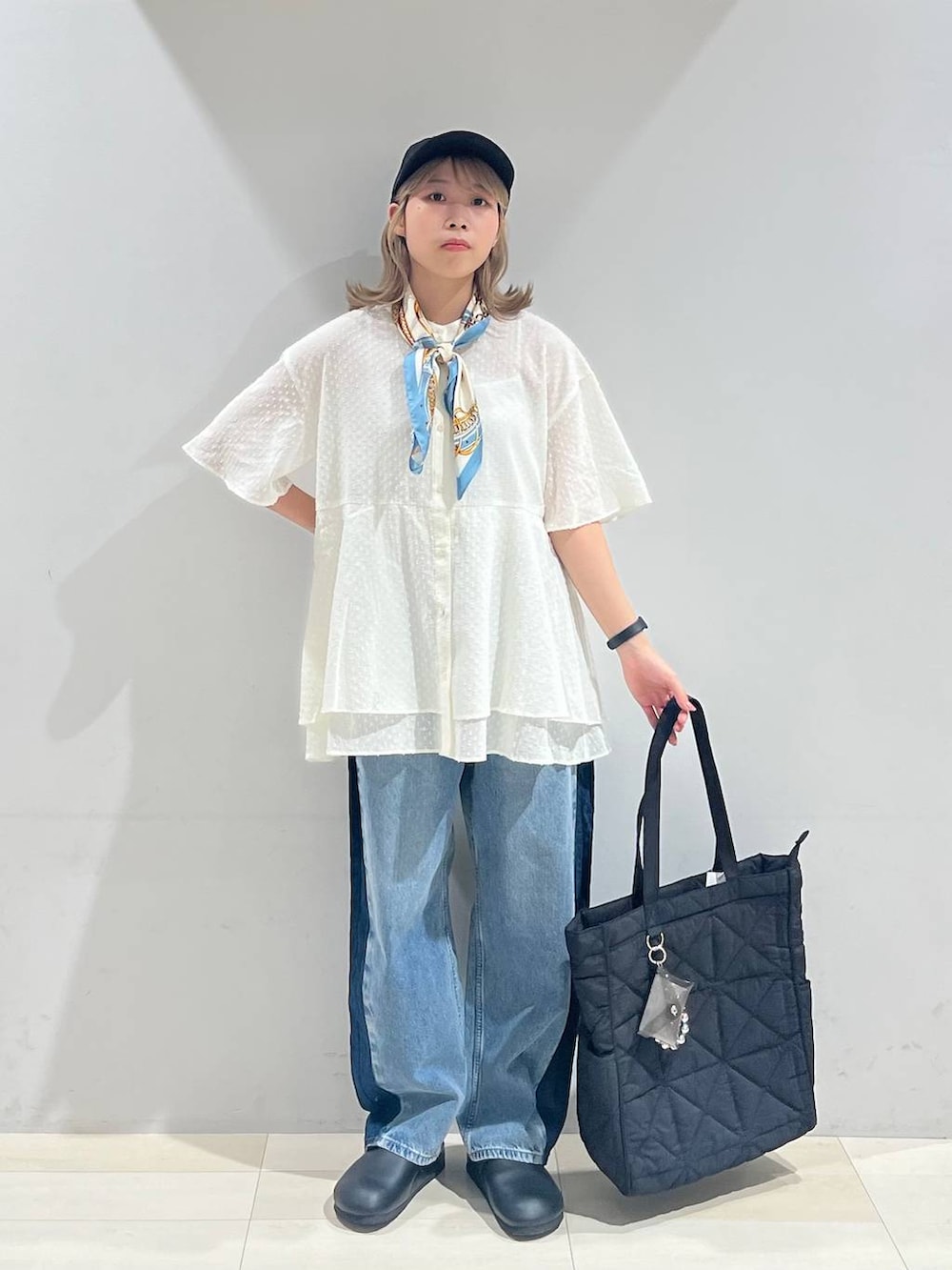 ブラック系のトートバッグ、ホワイト系のキャミソール、ブラック系のサンダルを着用したレディースの夏コーディネートの8枚目の写真