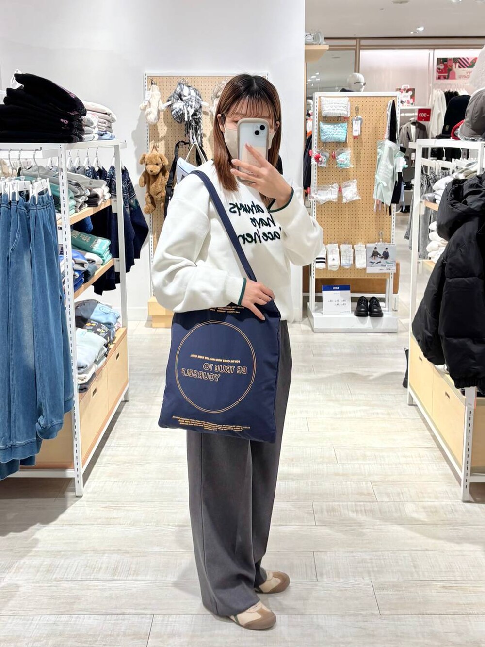 グレー系のその他パンツ、ホワイト系のニット/セーターを着用したレディースの冬コーディネートの4枚目の写真