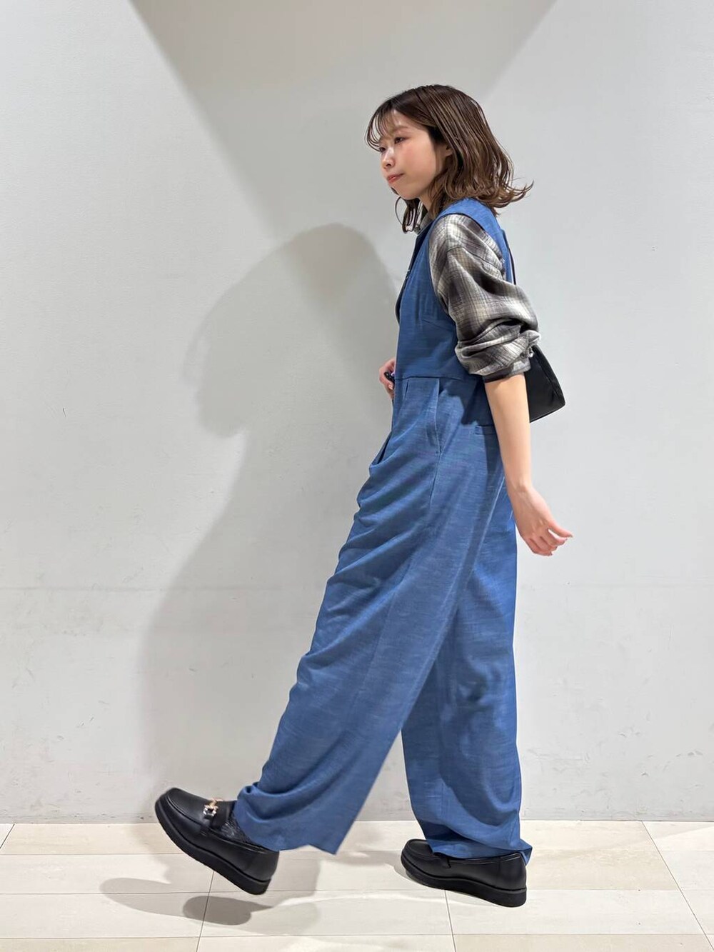 ブラック系のローファー、ブラウン系のシャツ/ブラウス、ブラック系のショルダーバッグを着用したレディースの春コーディネートの5枚目の写真